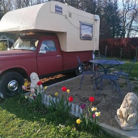 Le Pick Up 403 Vintage Ξενοδοχείο Oradour-sur-Glane Εξωτερικό φωτογραφία